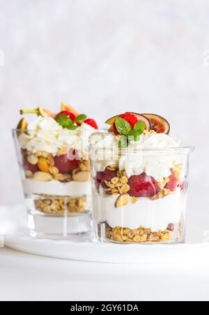 Fait de granola à la framboise et aux figues Banque D'Images