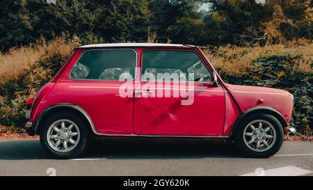 LONDRES, ROYAUME-UNI - 08 août 2021 : vue panoramique d'une voiture rouge d'époque Mini Cooper garée sur la route Banque D'Images