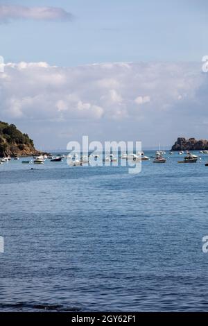 Cancale, France - 15 septembre 2018 : bateaux de pêche et yachts amarrés dans la baie à marée haute à Cancale, célèbre ville de la production des huîtres. Bretagne, Fr Banque D'Images