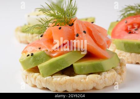 Pain de riz croustillant, avocat, tranches de saumon et aneth frais Banque D'Images