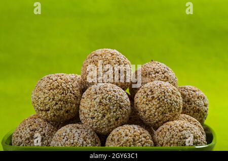 De l'Amarante ou Rajgira Cholai laddo laddu, ke en plaque verte sur fond vert Banque D'Images