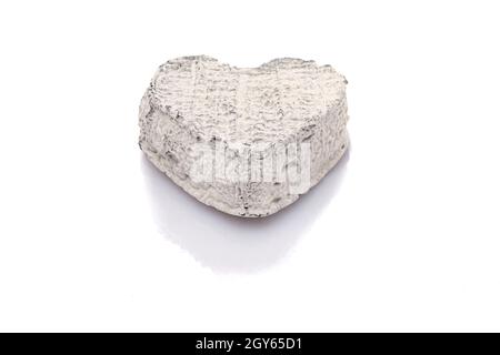 Fromage de chèvre avec coeur blanc isolé Banque D'Images