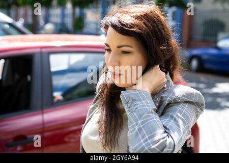 Blessure par coup de fouet dans un accident de la route. Auto endommagé Banque D'Images