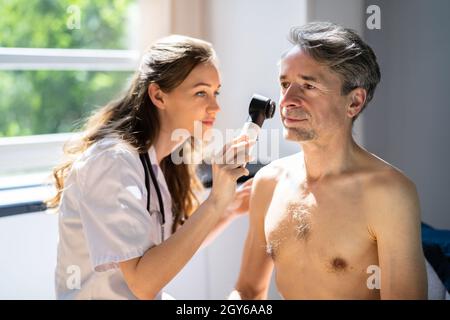 Dermatologue contrôle des allergies cutanées et des problèmes de pigment Banque D'Images