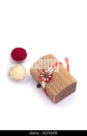 Raakhi et un cadeau pour la soeur de frère à l'occasion de Raksha bandhan. Festival indien Raksha Bandhan arrière-plan avec un élégant Rakhi. Banque D'Images