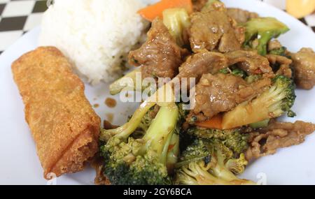 Broccoli au bœuf et roulé aux œufs à l'assiette au restaurant chinois Banque D'Images