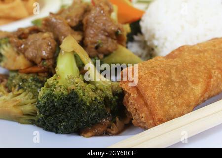 Broccoli au bœuf et roulé aux œufs à l'assiette au restaurant chinois Banque D'Images