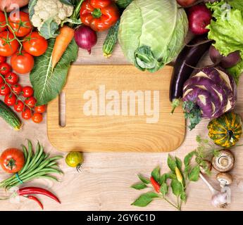 Une alimentation saine et un espace de copie / studio de photographie d'un bloc-notes ouvert entouré d'un légumes frais et d'un crayon sur la vieille woode Banque D'Images