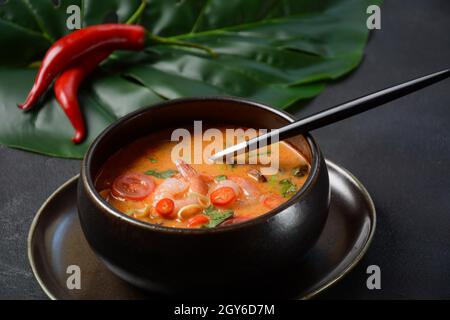 Soupe thaïlandaise Tom Yam kung Spicy avec crevettes, lait de coco et piment dans un bol. Banque D'Images