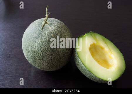 Tranches de melon de cantaloup sur fond noir . Banque D'Images