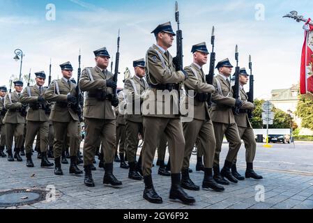 Varsovie, Pologne - 1er septembre 2018 : défilé militaire de soldats à Krakowskie Przedmiescie dans la vieille ville de Varsovie, Pologne Banque D'Images