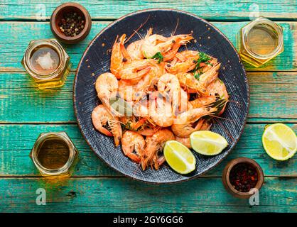 Crevettes bouillies et bière fraîche en pots.crevettes fraîches cuites sur table en bois.fruits de mer Banque D'Images