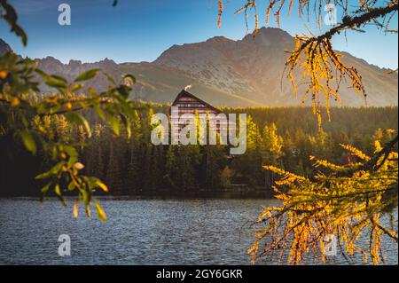 Lac Strbske pleso avec les sommets de Predne Solisko, Mlynicke Solisko et Strbske Solisko en automne Vysoke Tatry en Slovaquie Banque D'Images