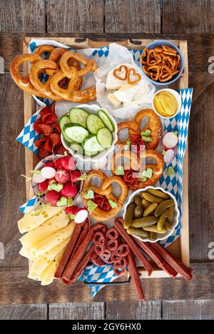 Assiette de viande et de fromage bavarois avec bretzels Banque D'Images