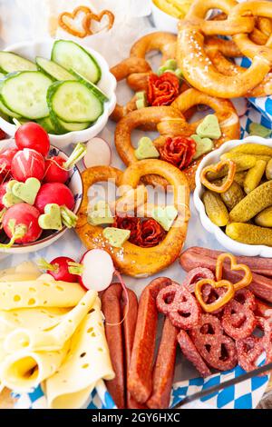 Assiette de viande et de fromage bavarois avec bretzels Banque D'Images