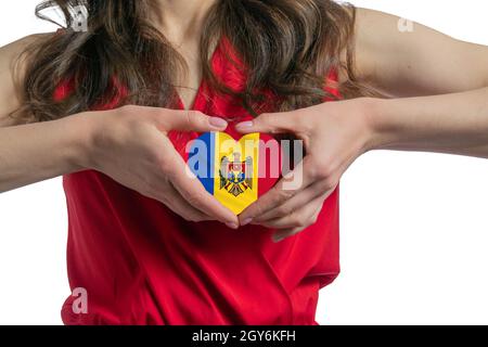 Amour Moldavie. La femme tient un coeur sous la forme du drapeau de la Moldavie sur sa poitrine. Concept de patriotisme. Banque D'Images