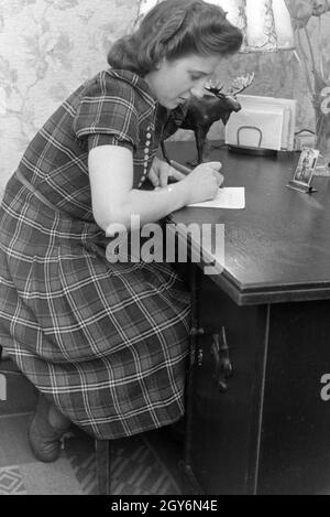 Die Weltmeisterin Anni in Ihrem Schreibtisch un Kapell, Deutsches Reich 1941. Champion du monde Anni Kapell à son bureau, Allemagne 1941 Banque D'Images