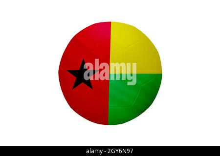 Football aux couleurs du drapeau de Guinée-Bissau isolé sur fond blanc. Dans une image de championnat conceptuel soutenant la Guinée-Bissau. Banque D'Images