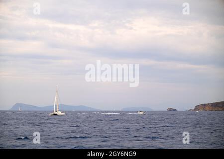 Catamaran voile Yacht ancré sur l'eau de mer bleu profond Banque D'Images