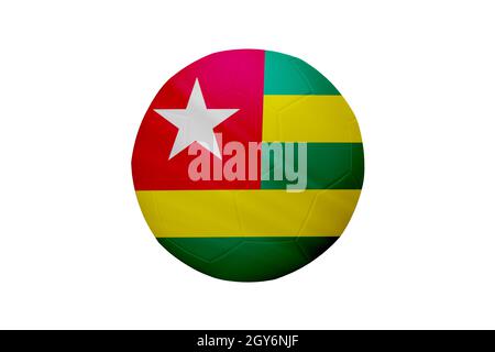 Football aux couleurs du drapeau togolais isolé sur fond blanc. Dans une image de championnat conceptuel soutenant le Togo. Banque D'Images