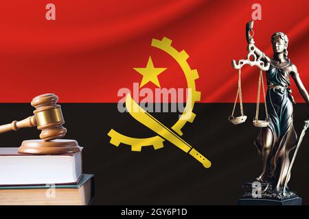 Droit et justice en Angola. Statue de themis et le gavage du juge sur fond de drapeau de l'Angola. Droit et justice. Banque D'Images