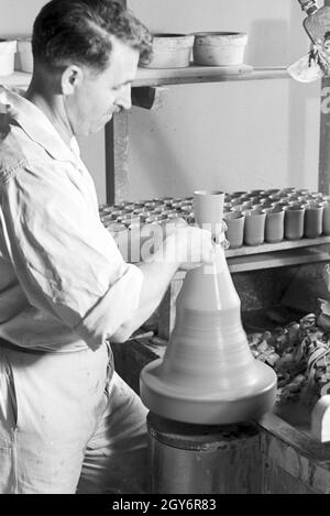 Ein Töpfer der Staatlichen Porzellanmanufaktur Berlin bei der Arbeit an der Töpferscheibe, 1930er Jahre Deutschland. Un potter, de l'État Manufacture de Porcelaine de Berlin sur la roue de la poterie, de l'Allemagne des années 1930. Banque D'Images