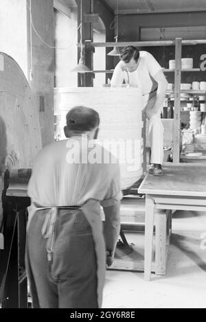 Keramiker der Staatlichen Porzellanmanufaktur Berlin für den Schrühbrand Porzellanware sortieren, Deutschland 1930 er Jahre. Céramistes de l'État la collecte chinaware Manufacture de Porcelaine Berlin pour l'glost, tir Allemagne 1930. Banque D'Images