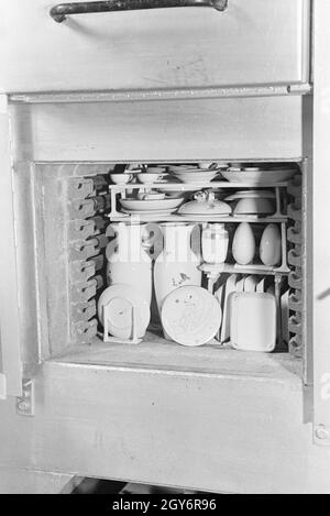 Ein für den Glattbrand Porzellanware gefüllter Brennofen von und in der Staatlichen Porzellanmanufaktur à Berlin, Deutschland 1930er Jahre. Un four rempli de diverses porcelaines pour l'glost tirant en l'État Manufacture de Porcelaine de Berlin, Allemagne 1930. Banque D'Images