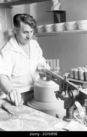 Ein Töpfer der Staatlichen Porzellanmanufaktur Berlin bei der Arbeit an der Töpferscheibe, 1930er Jahre Deutschland. Un potter, de l'État Manufacture de Porcelaine de Berlin sur la roue de la poterie, de l'Allemagne des années 1930. Banque D'Images