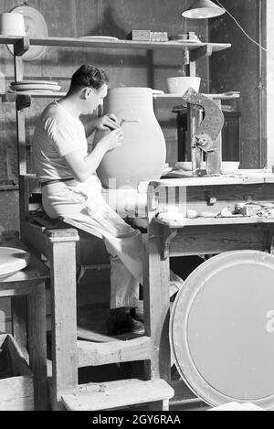 Ein der Staatlichen Porzellanmanufaktur Keramiker Berlin bei der Arbeit mit großen un vase, Deutschland 1930 er Jahre. Un céramiste de la Manufacture de Porcelaine d'État de Berlin sur un grand vase, Allemagne 1930. Banque D'Images