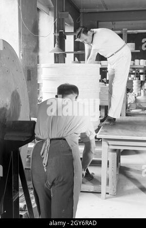 Keramiker der Staatlichen Porzellanmanufaktur Berlin für den Schrühbrand Porzellanware sortieren, Deutschland 1930 er Jahre. Céramistes de l'État la collecte chinaware Manufacture de Porcelaine Berlin pour l'glost, tir Allemagne 1930. Banque D'Images