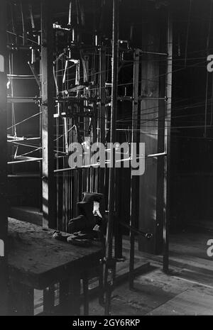 Der Glockenstuhl im Turm der Parochialkirche à Berlin, Deutschland 1930er Jahre. La cage de Bell à l'intérieur de la tour de la Parochialkirche à Berlin, Allemagne, 1930. Banque D'Images