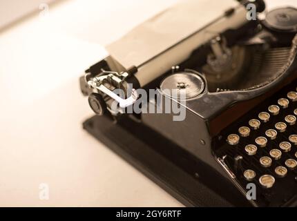 Vue d'un ancien manuel machine à écrire sous bois en couleur sépia Banque D'Images