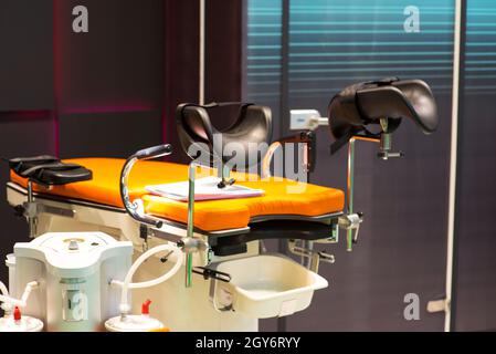 Chaise gynécologique bleue dans le cabinet médical de la clinique. Intérieur moderne au bureau du gynécologue Banque D'Images