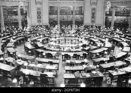 Der frühere Kuppellesesaal der Staatsbibliothek zu Berlin City East Preußische Staatsbibliothek) im Haus Unter den Linden, Deutschland 1930 er Jahre. Coupole de l'ancienne salle de lecture de la bibliothèque d'État de Berlin (ancienne bibliothèque d'Etat de Prusse), Allemagne 1930. Banque D'Images