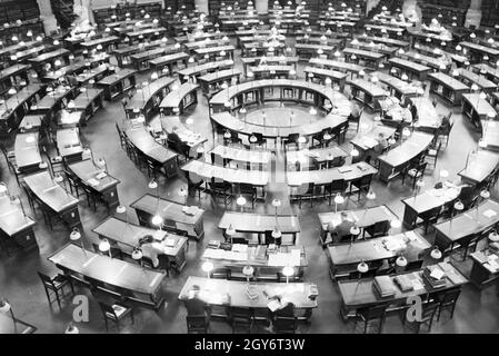 Der frühere Kuppellesesaal der Staatsbibliothek zu Berlin City East Preußische Staatsbibliothek) im Haus Unter den Linden, Deutschland 1930 er Jahre. Coupole de l'ancienne salle de lecture de la bibliothèque d'État de Berlin (ancienne bibliothèque d'Etat de Prusse), Allemagne 1930. Banque D'Images