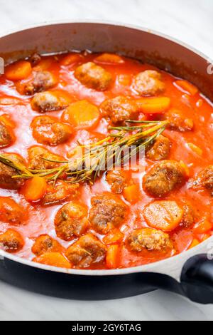 boulettes de viande sauce tomate avec carottes Banque D'Images