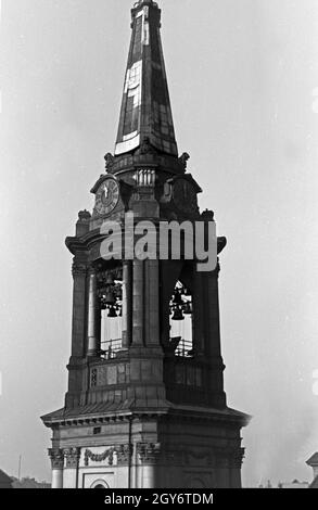 Der Turm der Parochialkirche à Berlin mit seinem Glockenspiel, Deutschland 1930er Jahre. Beffroi de Parochialkirche chhurch avec son carillon à Berlin, Allemagne 1930. Banque D'Images