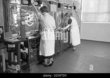 Mitarbeiterinnen bei der Produktion von Leuchtröhren, Deutschland 1930 er Jahre. Les membres du personnel de sexe féminin produisant des tubes fluorescents, Allemagne 1930. Banque D'Images