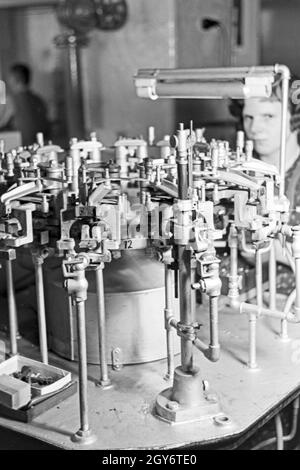 Maschine zur Préparation elektrischer Kontakte une Leuchtröhren, 1930er Jahre Deutschland. Machine pour la préparation de contacteurs électriques pour la production de tubes fluorescents, Allemagne 1930. Banque D'Images