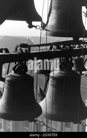 Glocken des Glockenspiels auf dem Turm der Parochiakirche à Berlin, Deutschland 1930er Jahre. Carillon de la Parochialkirche carillon de Berlin, Allemagne 1930. Banque D'Images