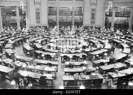 Der frühere Kuppellesesaal der Staatsbibliothek zu Berlin City East Preußische Staatsbibliothek) im Haus Unter den Linden, Deutschland 1930 er Jahre. Coupole de l'ancienne salle de lecture de la bibliothèque d'État de Berlin (ancienne bibliothèque d'Etat de Prusse), Allemagne 1930. Banque D'Images