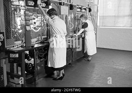 Mitarbeiterinnen bei der Produktion von Leuchtröhren, Deutschland 1930 er Jahre. Les membres du personnel de sexe féminin produisant des tubes fluorescents, Allemagne 1930. Banque D'Images