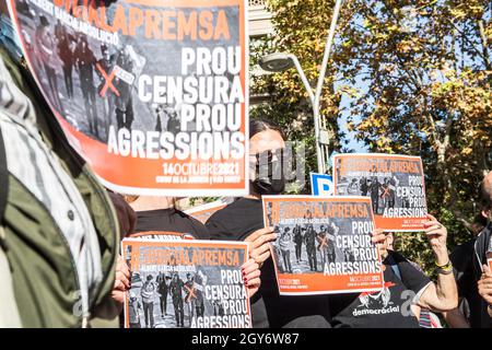 Albert Garcia, photojournaliste du journal espagnol El Pais vu avec des manifestants tenant des pancartes disant,Judiciaire à la presse Albert Garcia a acquitté suffisamment de censure de l'agression pendant la manifestation.les syndicats de presse de Catalogne ont convoqué une manifestation devant le siège de la délégation gouvernementale à Barcelone pour dénoncer le harcèlement constant des forces de sécurité contre le travail de la presseEt surtout, pour le cas du photojournaliste du journal espagnol El Pais , Albert Garcia.Garcia fait face à un procès le 14 octobre pour lequel le Prosecu Banque D'Images