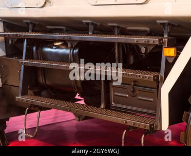 Phare de fond militaire sur un support de personnel blindé. Grand projecteur militaire puissant monté sur le corps d'un véhicule de combat Banque D'Images
