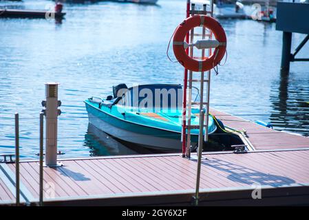 Petit bateau à moteur à l'ancre par corde dans Replot Pier . Banque D'Images