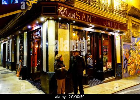 Espagne ville de Valence personnes à l'extérieur du bar Sant Jaume El Carmen quartier Banque D'Images