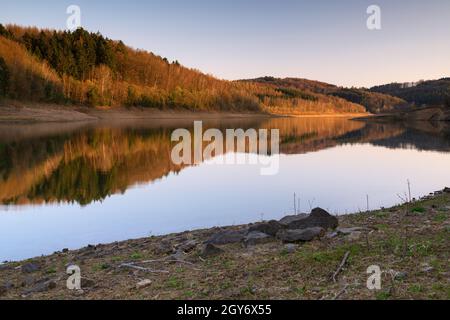 Image panoramique du réservoir d'eau de Dhunn, Bergisches Land, Allemagne Banque D'Images