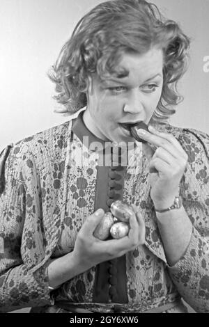 Porträt eines jungen Mädchens, Schokoladenostereier essend, 1930er Jahre Deutschland. Portrait d'une jeune fille de manger des oeufs de pâques en chocolat, Allemagne 1930. Banque D'Images