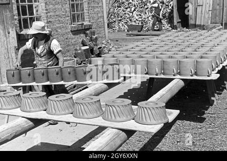 Zu brennende Tontöpfe auf dem Hof eines Töpferei im Dorf Görzke dans le Brandebourg, Deutschland 1930 er Jahre. Pots pour être brûlé à la cour d'une poterie au village de Goerzke dans le Brandebourg, Allemagne 1930. Banque D'Images